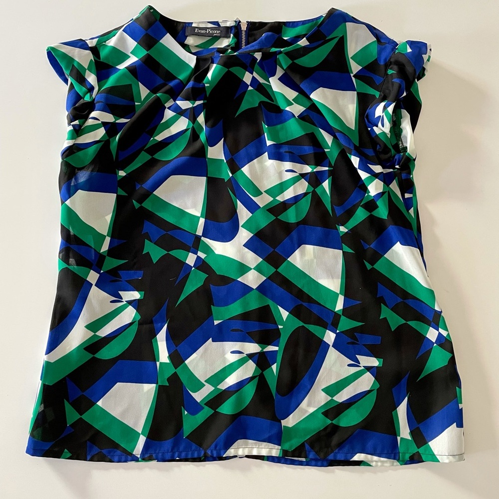Cute short sleeved patterned blouse